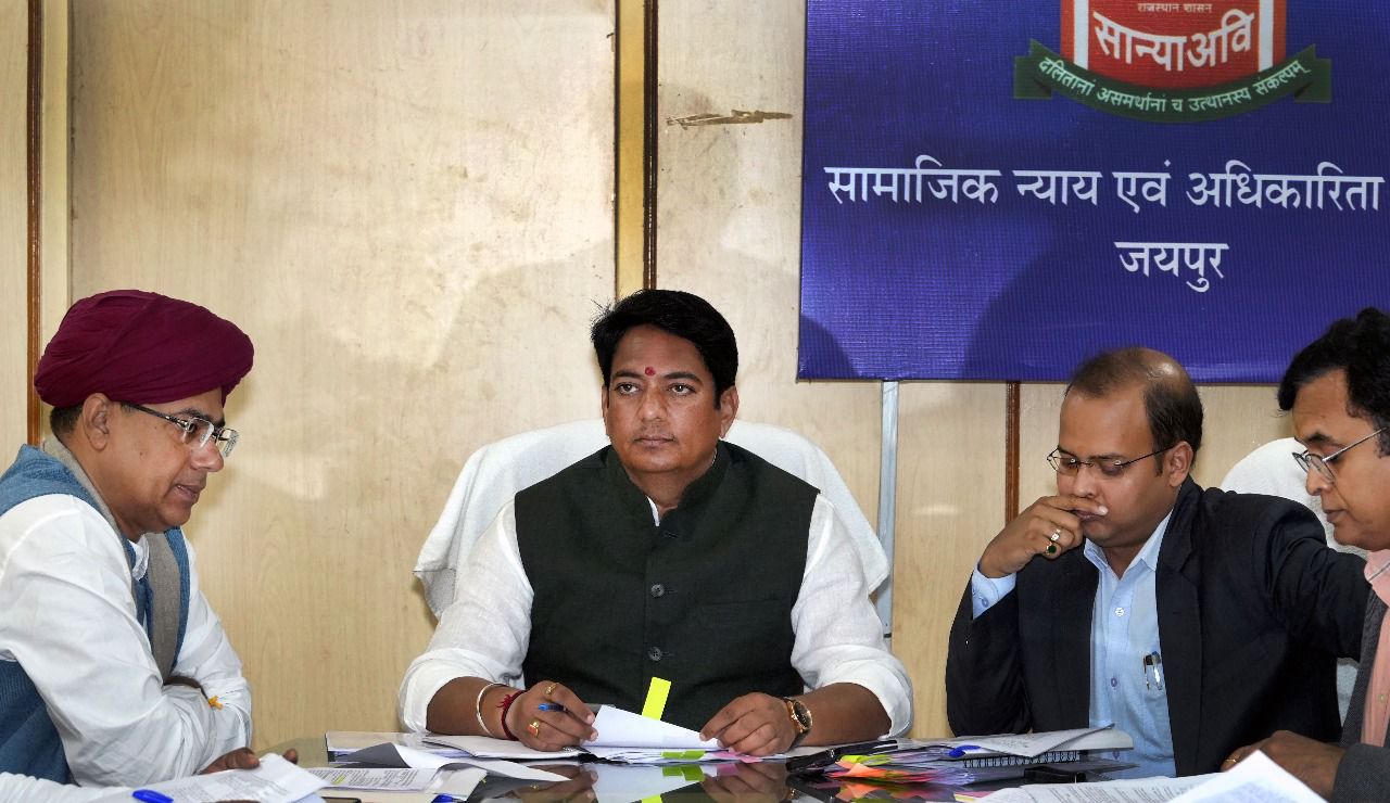 सामाजिक न्याय एवं अधिकारिता मंत्री ने ली देवनारायण योजना के अंतर्गत संचालित योजनाओं की समीक्षा बैठक सामाजिक न्याय एवं अधिकारिता मंत्री ने ली देवनारायण योजना के अंतर्गत संचालित योजनाओं की समीक्षा बैठक