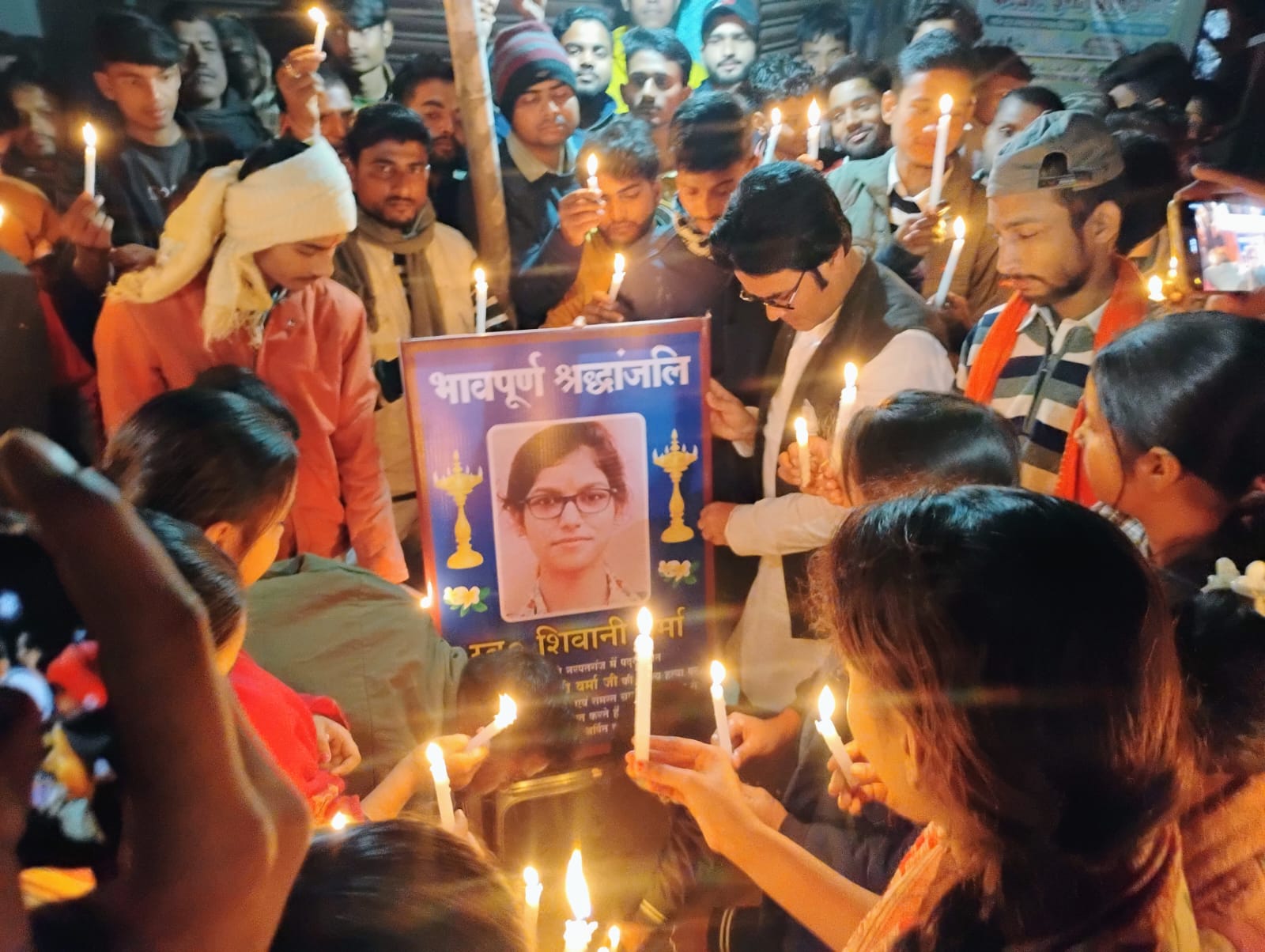 अररिया फोटो:शिवानी वर्मा को कैंडल मार्च के बाद श्रद्धांजलि देते ग्रामीण