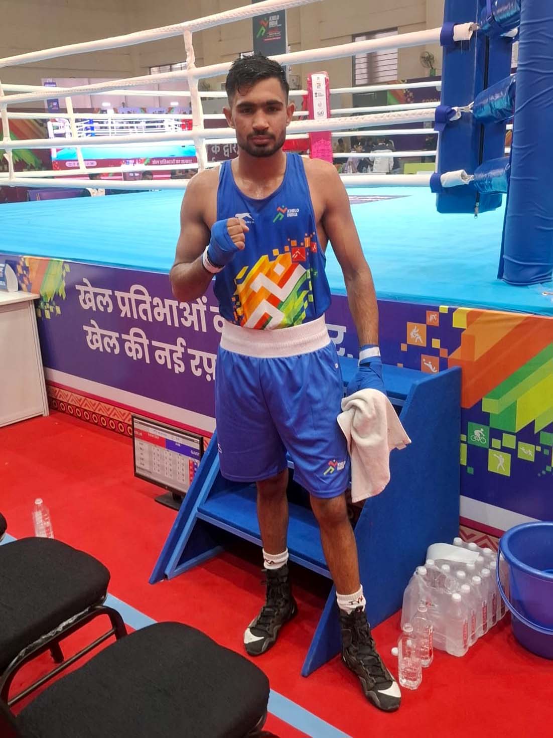 खेलो इंडिया विश्वविद्यालय प्रतियोगिता में स्वर्ण पदक प्राप्त करने वाले गुजविप्रौवि के बोक्सिंग खिलाड़ी अंकित।