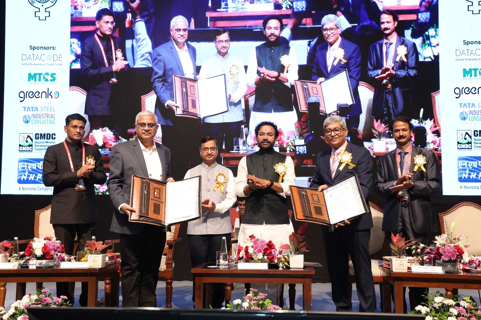 आईआईटी खड़गपुर और जीएसआई के बीच समझौता ज्ञापन के आदान-प्रदान का दृश्य।