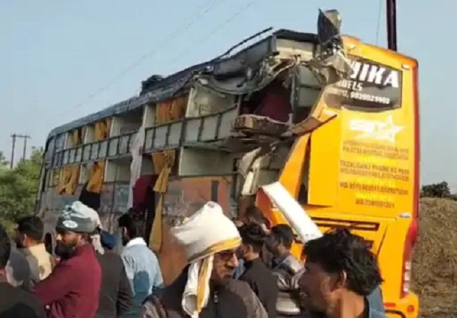 बस अनियंत्रित होकर पलटी बस अनियंत्रित होकर पलटी