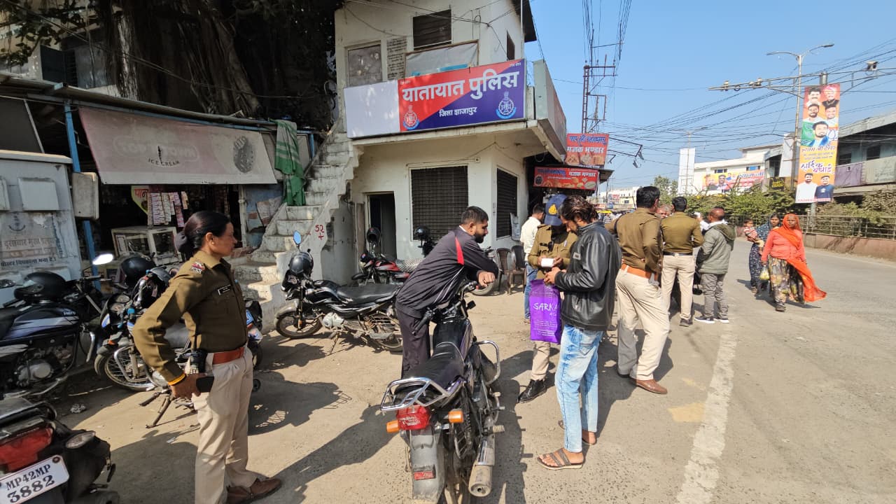 नियमो का पालन ने करने वालों के खिलाफ कार्रवाई करते कर्मी. नियमो का पालन ने करने वालों के खिलाफ कार्रवाई करते कर्मी.