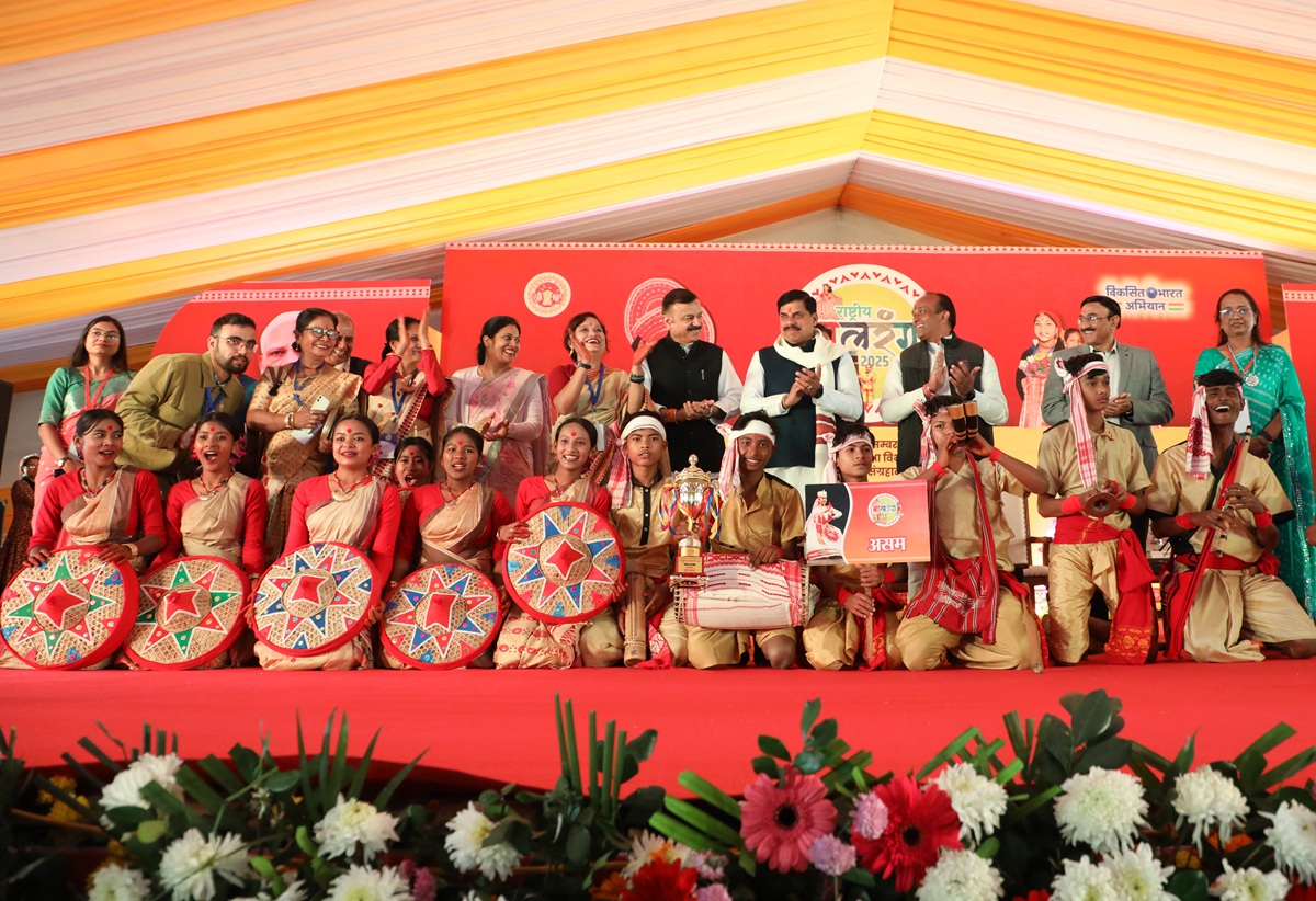 मुख्यमंत्री डॉ. मोहन यादव ने राष्ट्रीय बाल रंग समापन समारोह में सांस्कृतिक कार्यक्रम प्रस्तुत करने वाले होनहार कलाकारों के साथ