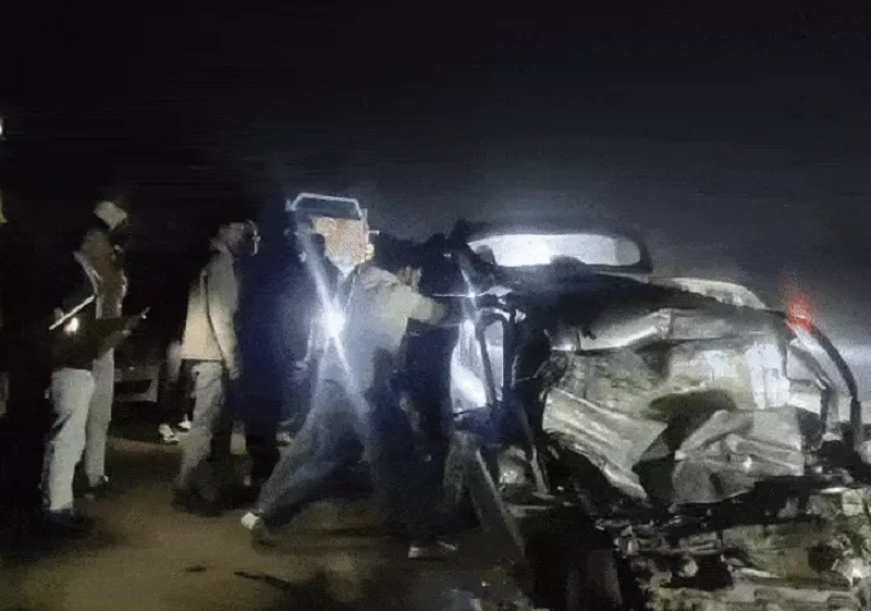 ट्रक और कार की जोरदार भिड़ंत