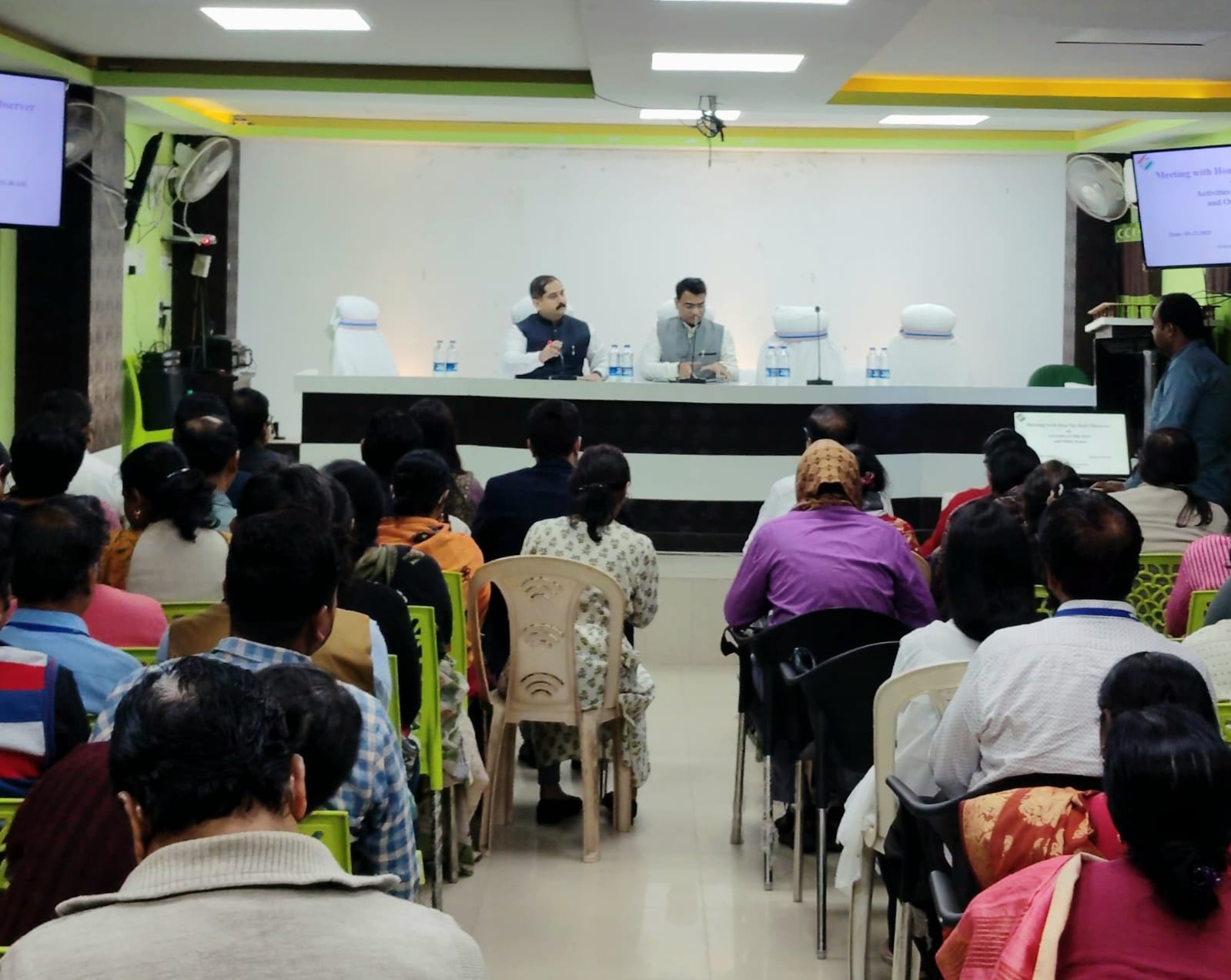 बैठक की तस्वीर