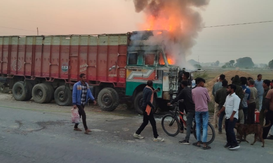 चित्तविश्राम स्थित स्टेट हाइवे किनारे खडी ट्रक में लगी आग। चित्तविश्राम स्थित स्टेट हाइवे किनारे खडी ट्रक में लगी आग।