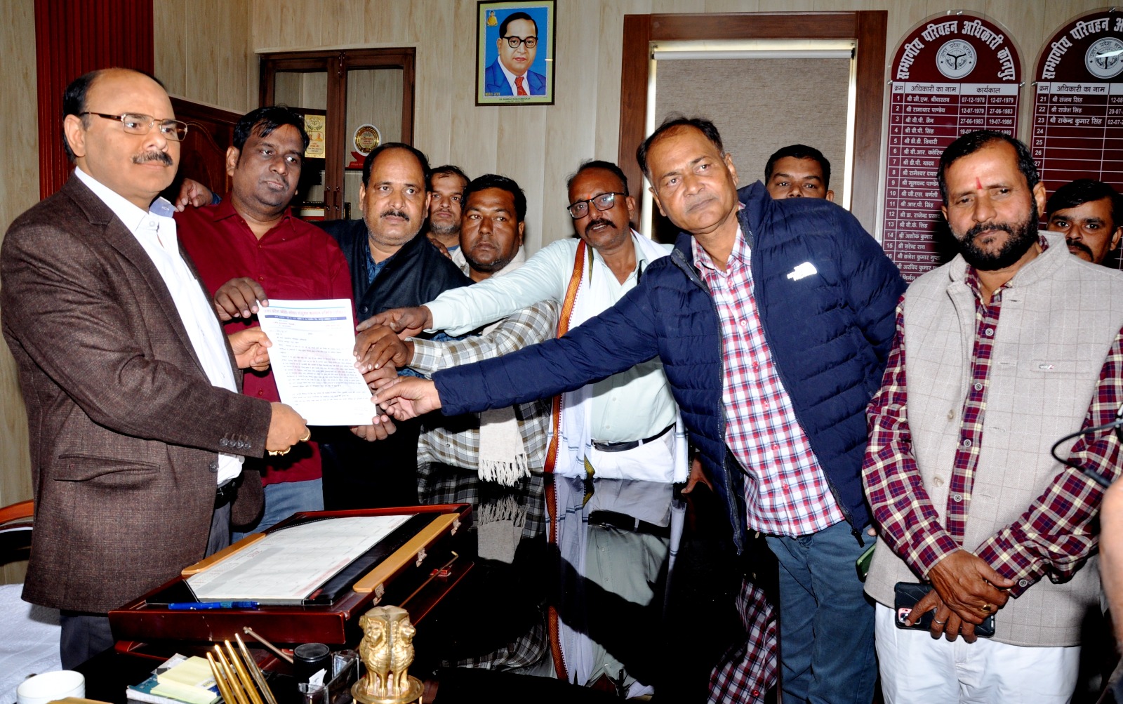 अधिकारी को शिकायती पत्र सौपतें समिति के पदाधिकारी