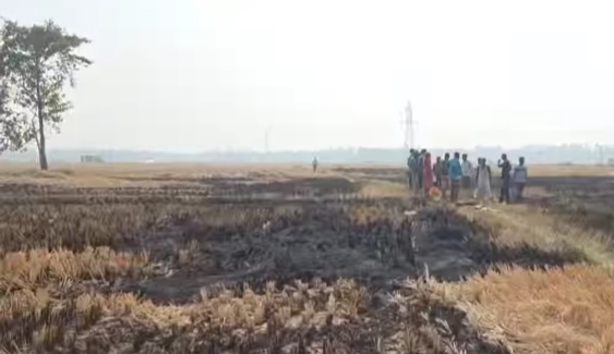 पराली बुझाते ग्रामीण पश्चिम मेदिनीपुर पराली बुझाते ग्रामीण पश्चिम मेदिनीपुर