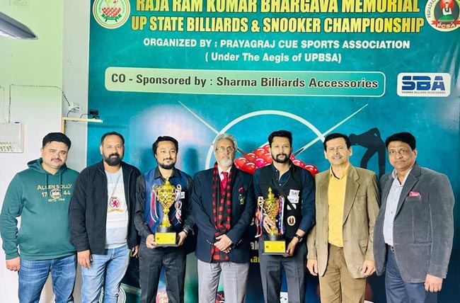 विजेता एवं उपविजेता खिलाड़ी अतिथियों के साथ