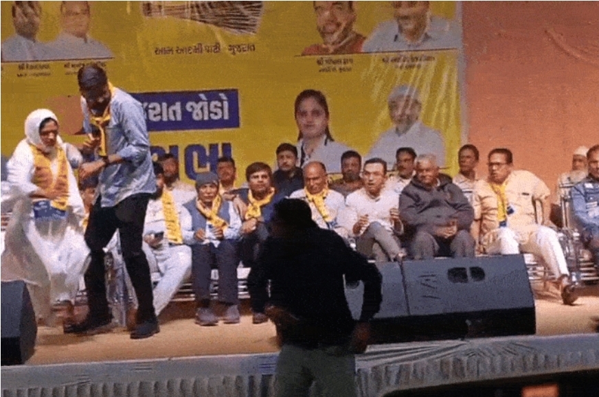 आप के विधायक पर एक युवक ने मारा जुटा