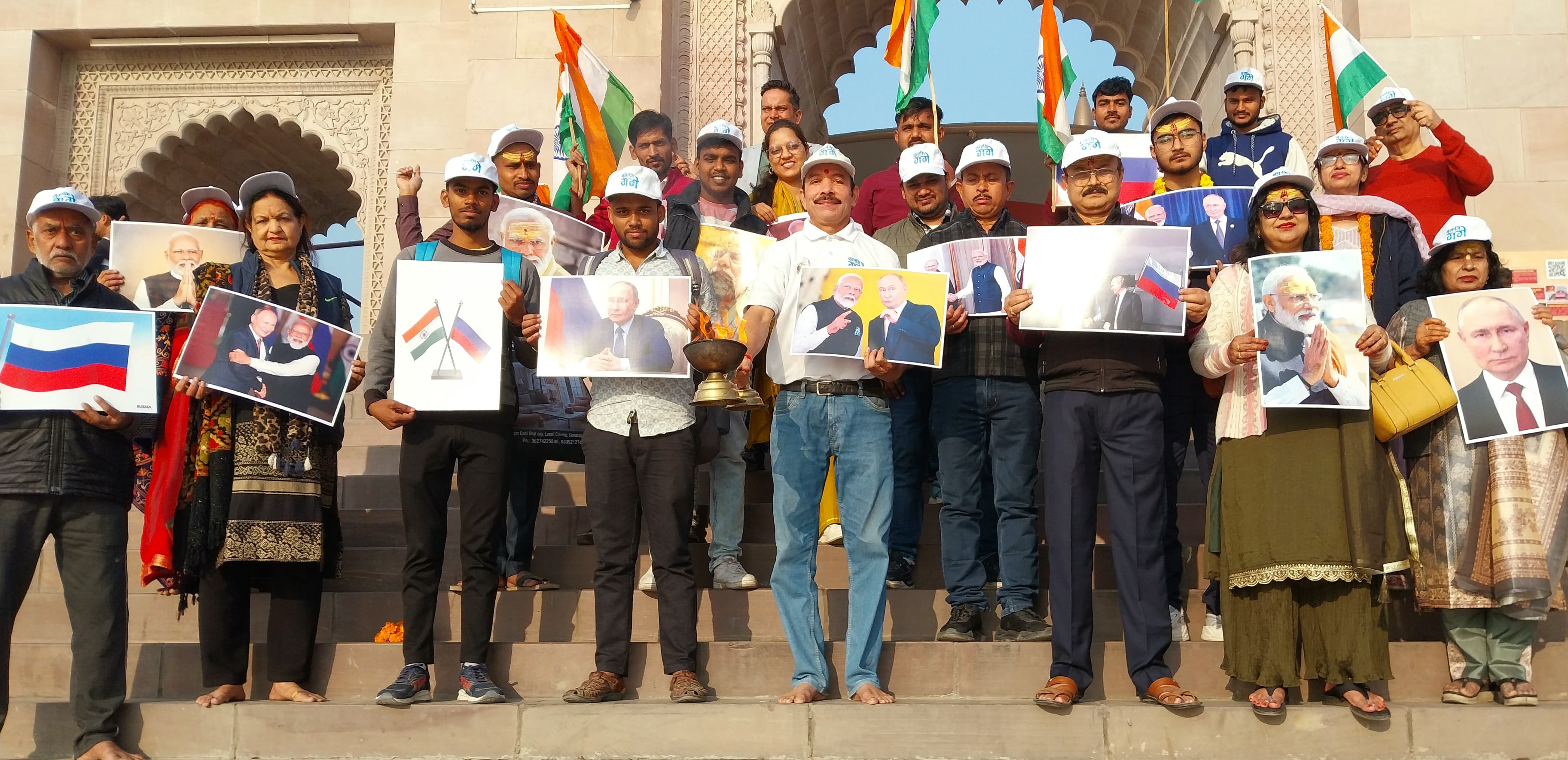 बाबा विश्वनाथ धाम मे आरती करते लोग