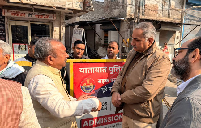 सोनीपत पुलिस उपायुक्त ट्रैफिक नरेन्द्र कादयान व्यापार मंडल के जिला प्रधान संजय सिंगला से बात करते हुए