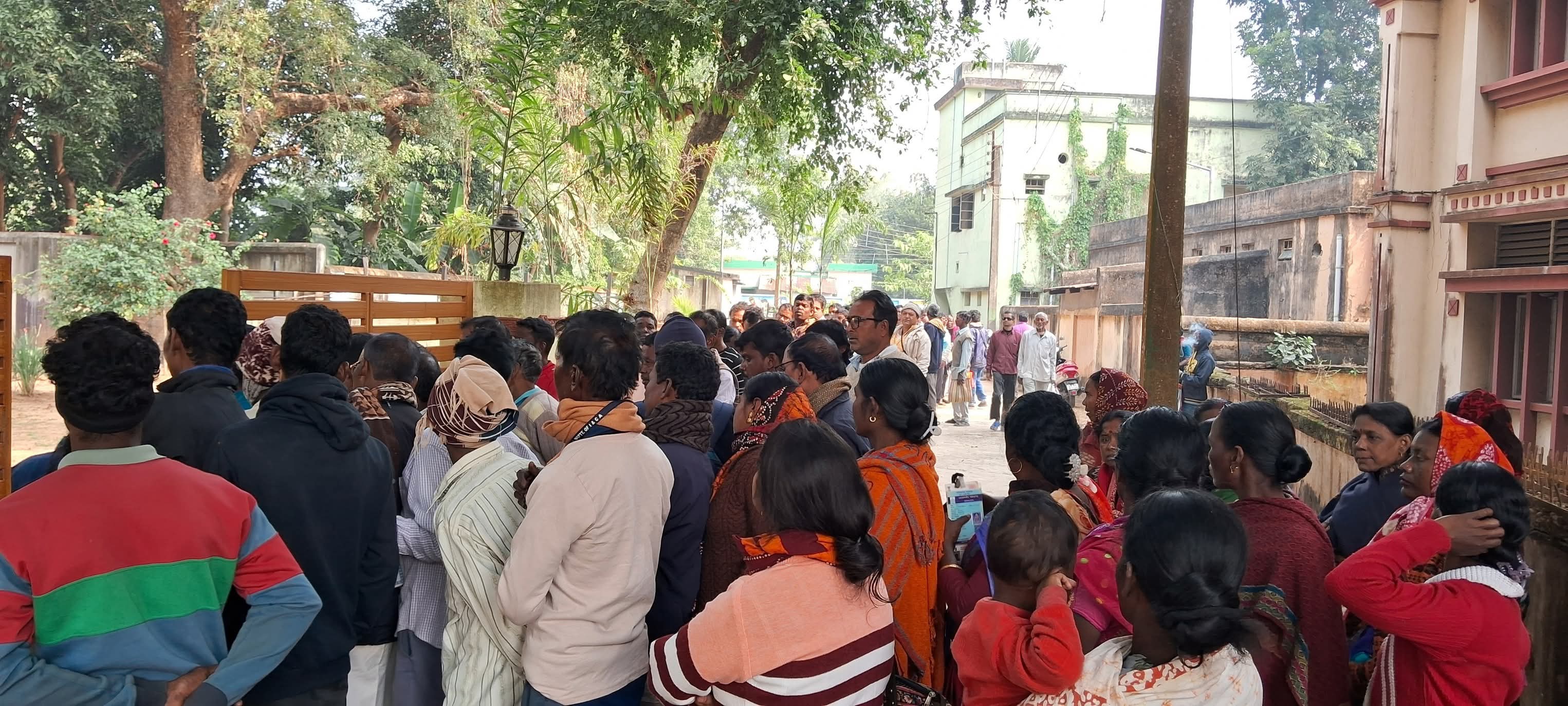 सरकारी कार्यक्रमों में नाम दर्ज कराने के लिए जानकारी-संस्कृति दफ्तर के बाहर कतार में खड़े लोकशिल्पी