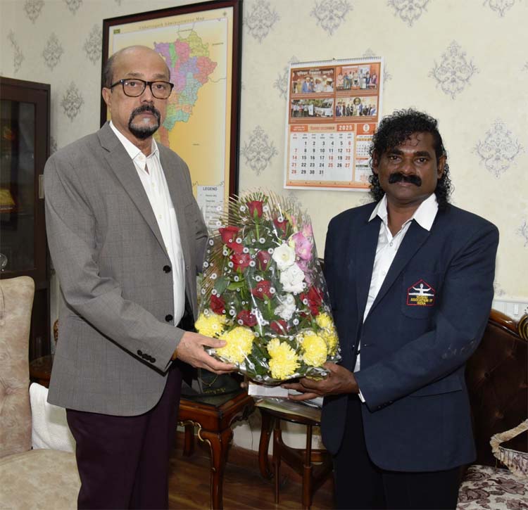 राज्यपाल रमेन डेका से वुशु एसोसिएशन के महासचिव डी.कोंडैया ने सौजन्य भेंट की राज्यपाल रमेन डेका से वुशु एसोसिएशन के महासचिव डी.कोंडैया ने सौजन्य भेंट की