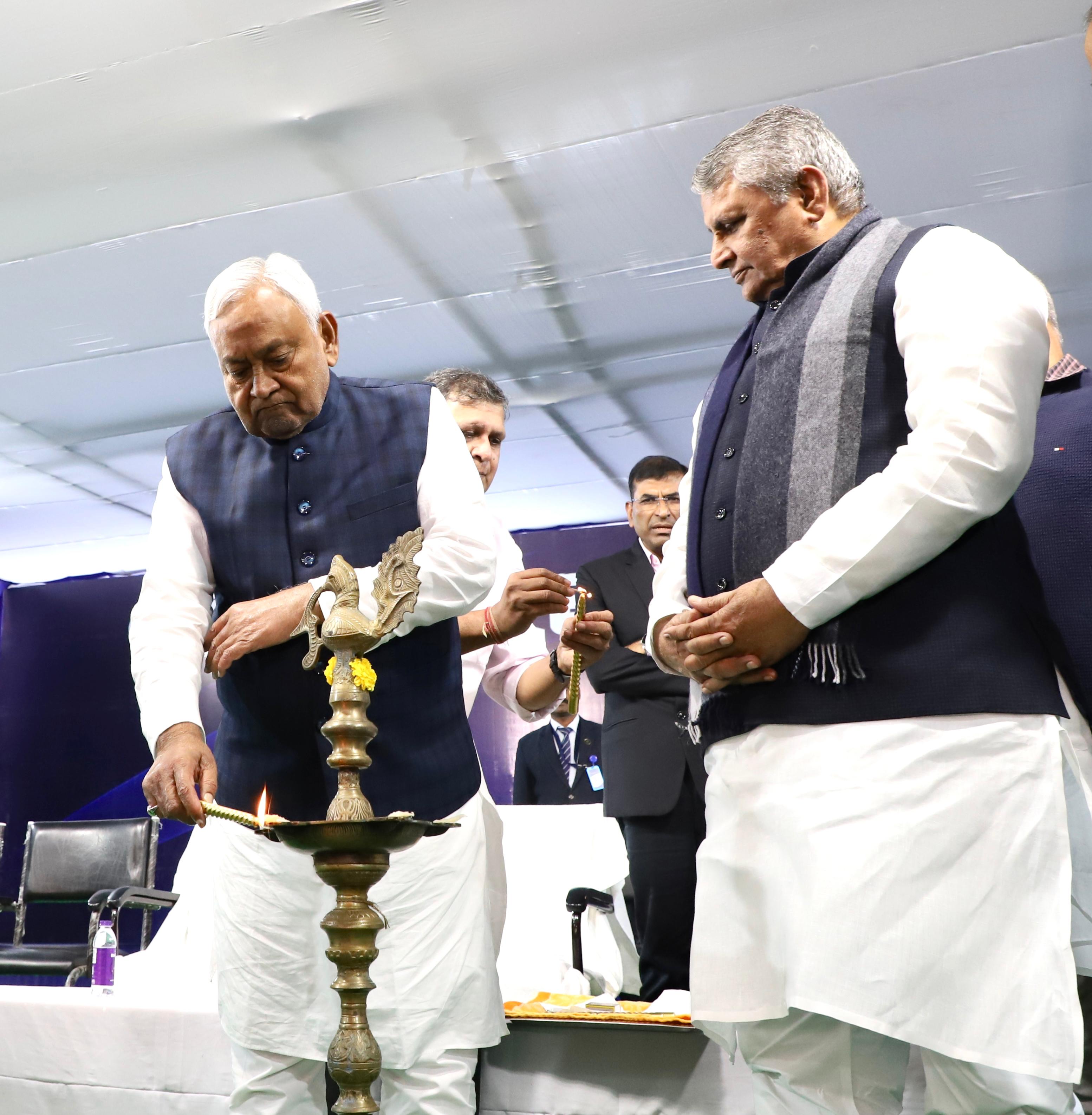 पटना पुस्तक मेले का द्वीप प्रज्जवलित कर उद्धाटन करते हुए नीतीश कुमार