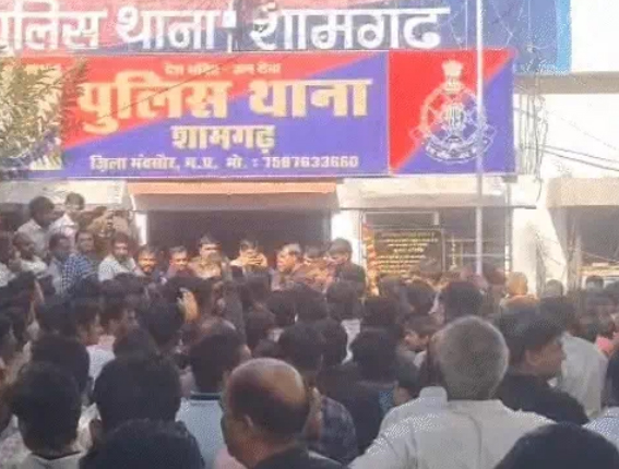 डराकर 12वीं की छात्रा का अश्लील वीडियो बनाया, रूपये लेने के बाद भी विडियो किया वायरल; लोगों का चक्काजाम डराकर 12वीं की छात्रा का अश्लील वीडियो बनाया, रूपये लेने के बाद भी विडियो किया वायरल; लोगों का चक्काजाम