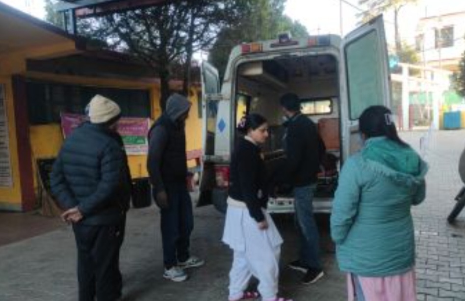 घायलों को एंबुलेंस से अस्पताल में लाते हुए