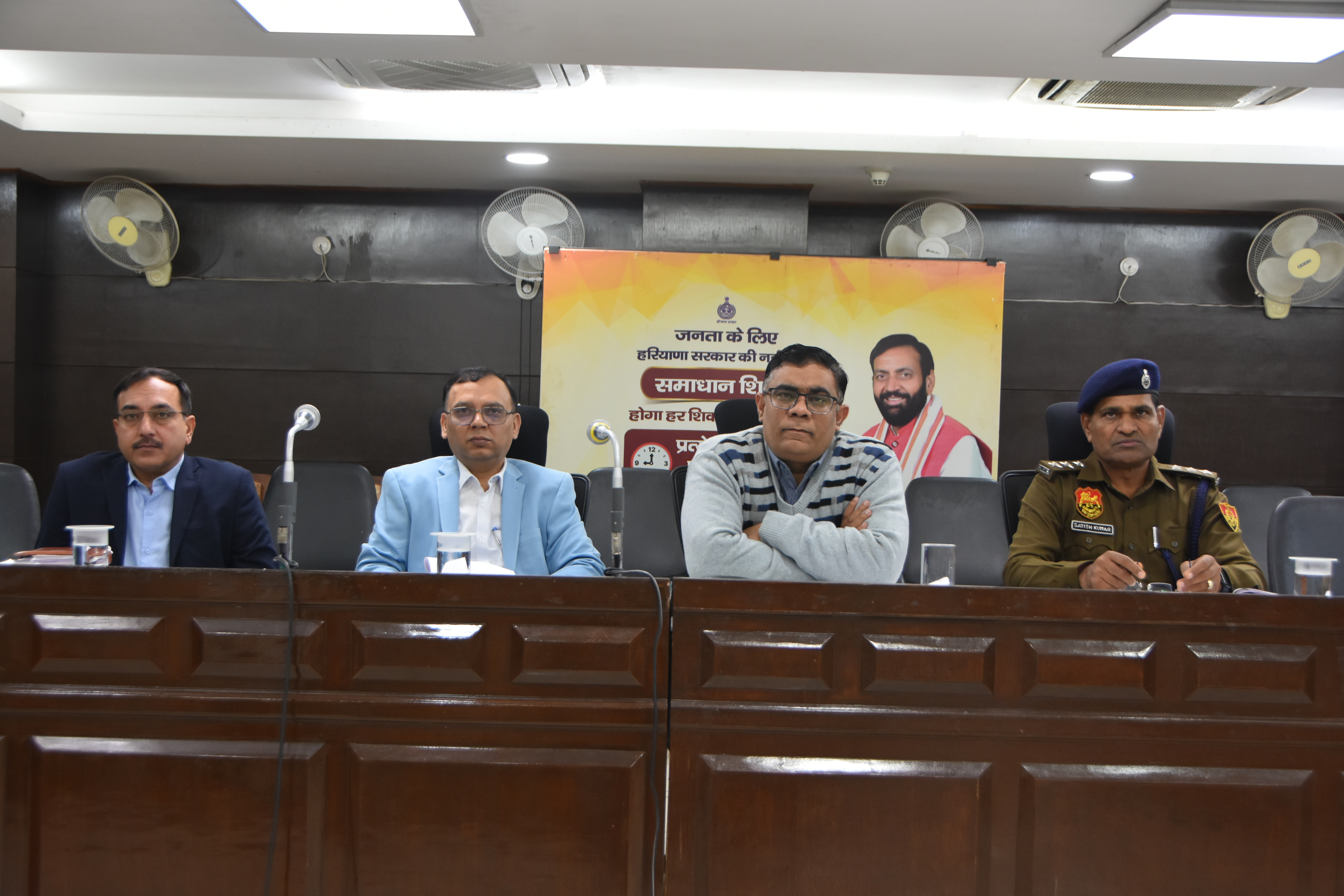 पानीपत सचिवालय में आयोजित समीक्षा बैठक में मौजूद अधिकारीगण.