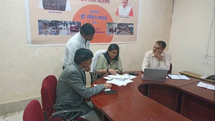 कलेक्टर रुचिका चौहान डबरा पहुँचीं, एसआईआर की समीक्षा की