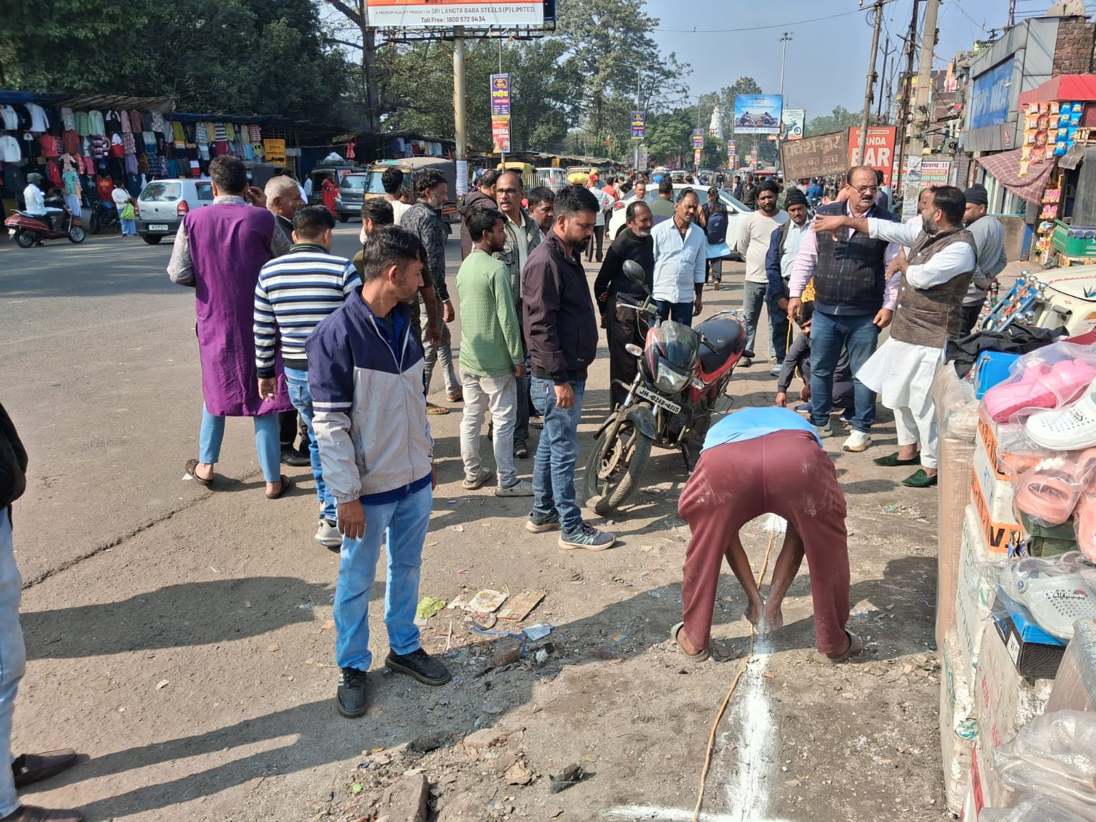 सड़क पर खींची गई लकीर