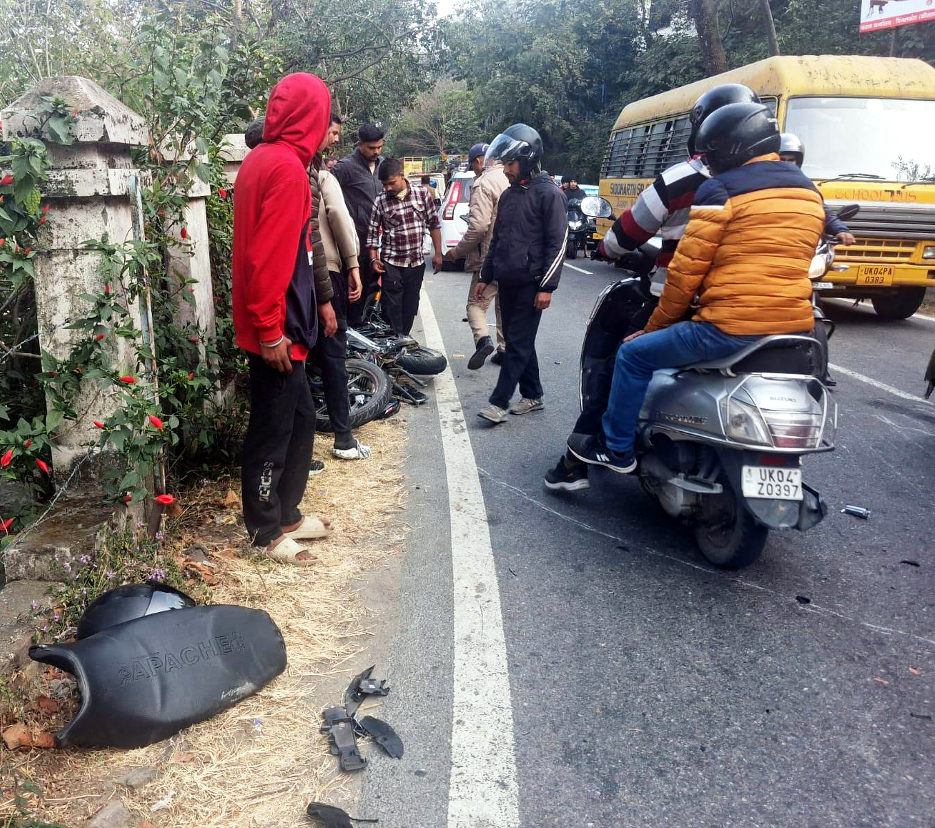 दुर्घटना के दौरान दुर्घटनास्थल का नजारा।