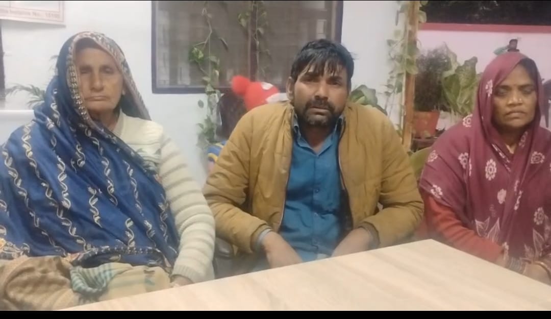 थाने में अपने परिवार जनों के साथ राम बेटी