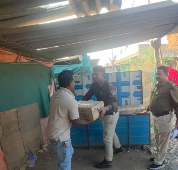 अलमारी से बरामद शराब