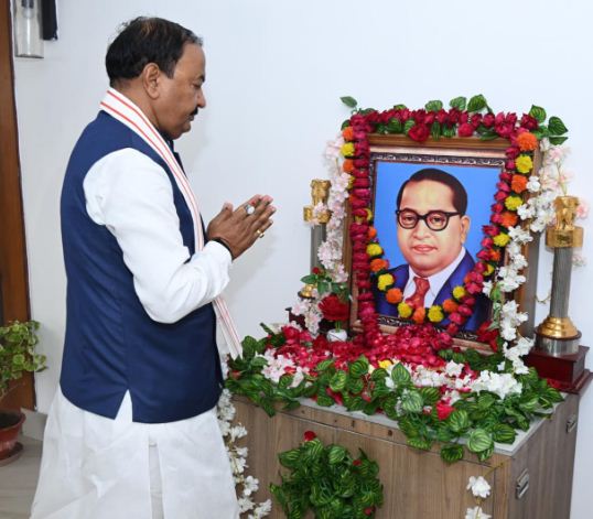 बाबा साहब के चित्र पर पुष्पांजलि करते केशव प्रसाद मौर्य