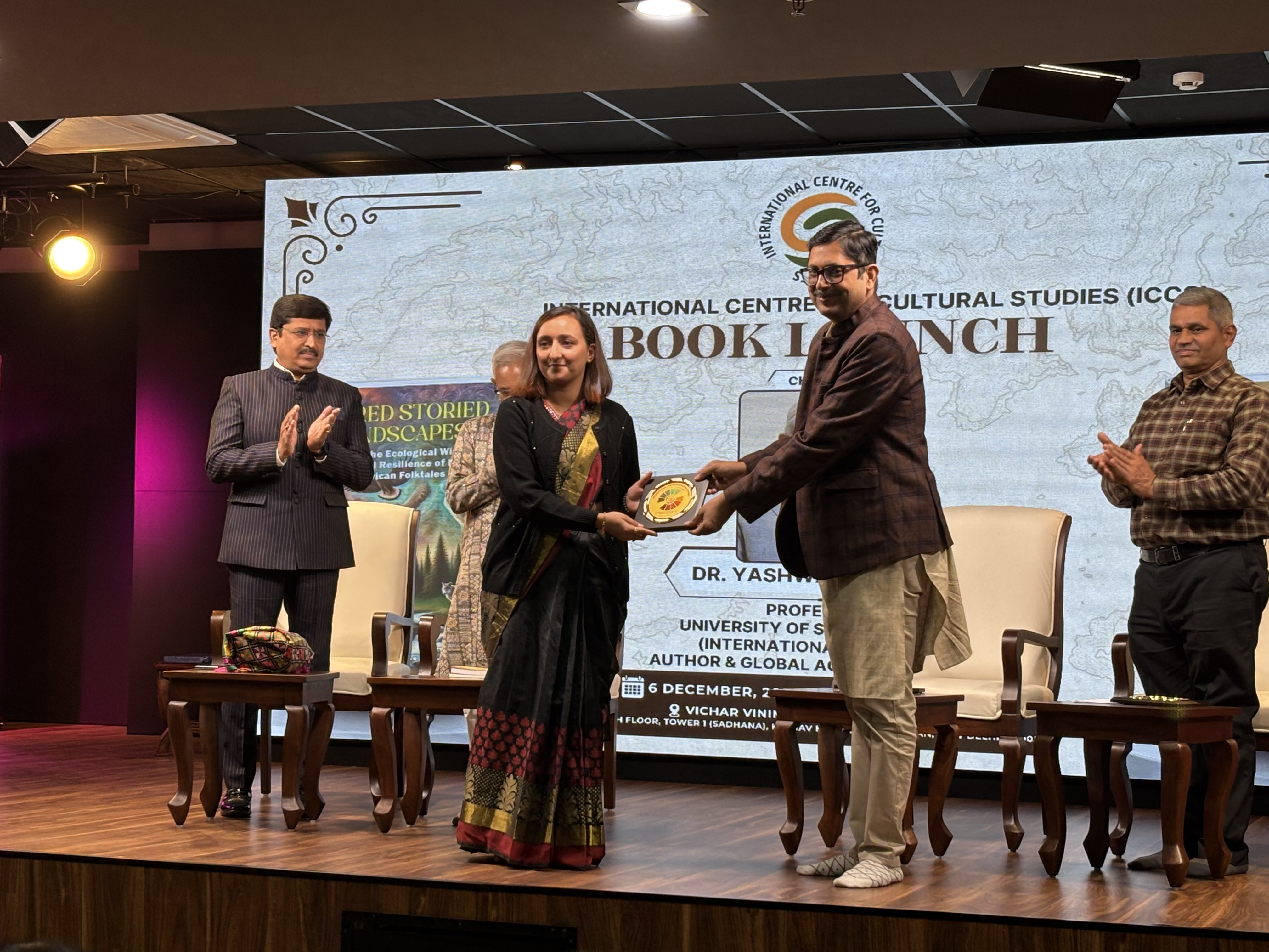 आईसीसीसी के कार्यक्रम में पुस्तकों का विमोचन करते प्राध्यापक यशवंत पाठक, धर्मशाला स्थित केंद्रीय विश्वविद्यालय के प्राध्यापक डॉ. एन राजगोपाल, अंतरराष्ट्रीय सांस्कृतिक अध्ययन केंद्र, दिल्ली के अध्यक्ष नितिन अग्रवाल व अन्य