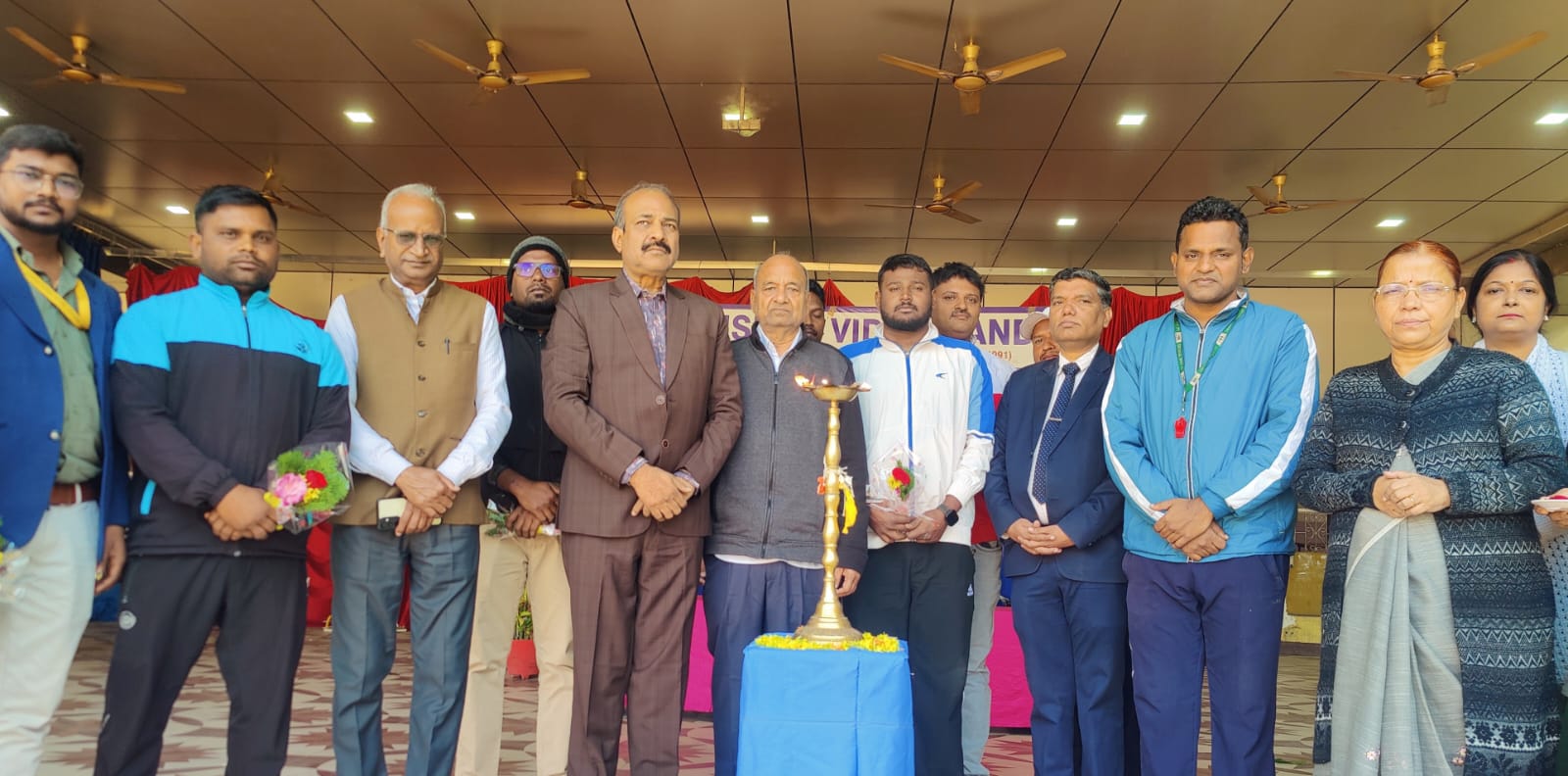 उद्घाटन करते अतिथि