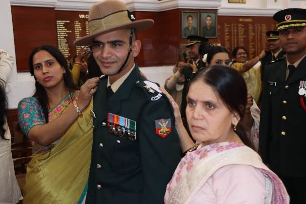 परिजनाें के साथ Examination  उत्तीर्ण करने वाले कैडेट्स.