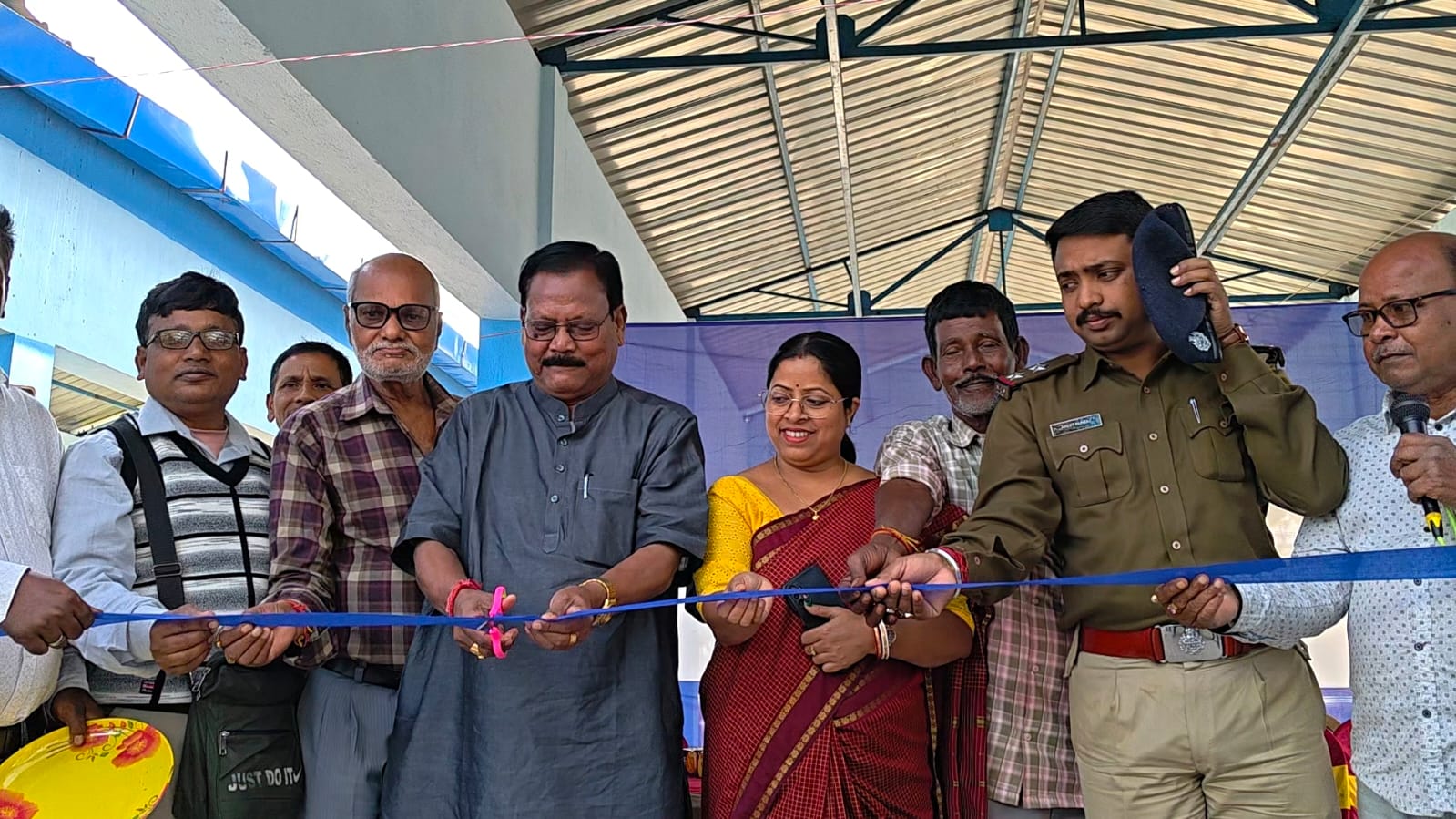 हाट शेड का उद्घाटन करते राजगंज के विधायक खगेश्वर राय सहित अन्य गणमान्य लोग 