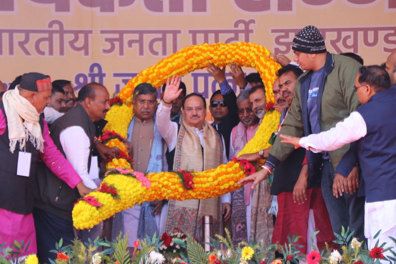 भाजपा के राष्ट्रीय अध्यक्ष का स्वागत करते भाजपा के राष्ट्रीय अध्यक्ष का स्वागत करते