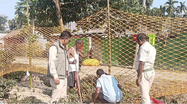 कलाबाड़ी चाय बागान में ‘नेट फेंसिंग’ लगाते वन विभाग कर्मचारी 