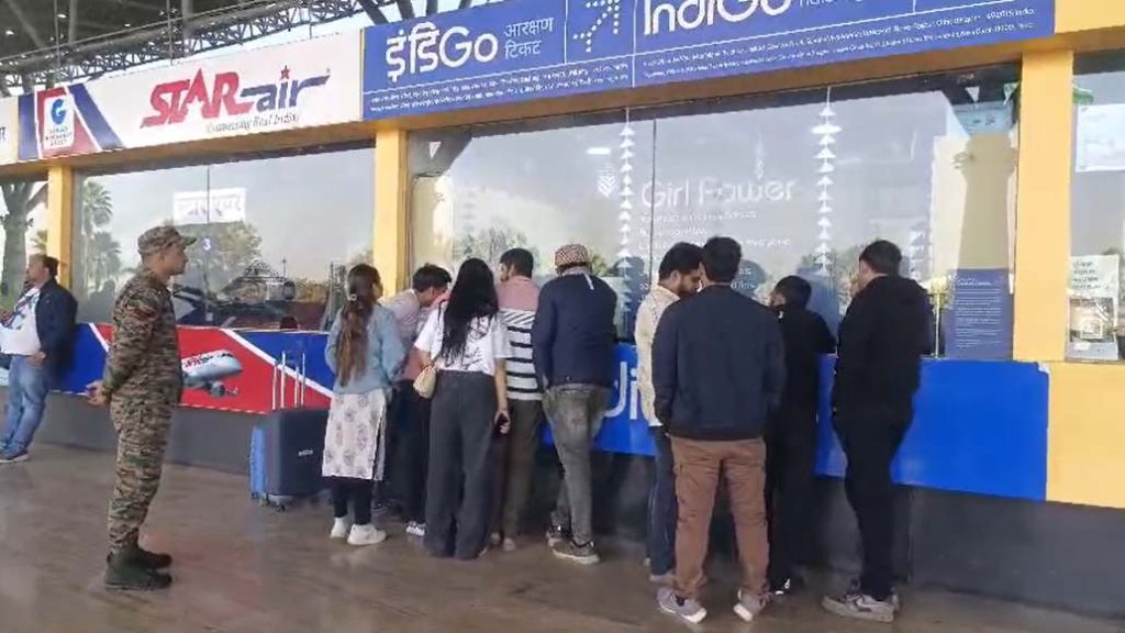 रायपुर के स्वामी विवेकानंद एयरपोर्ट पर परेशान यात्रीगण