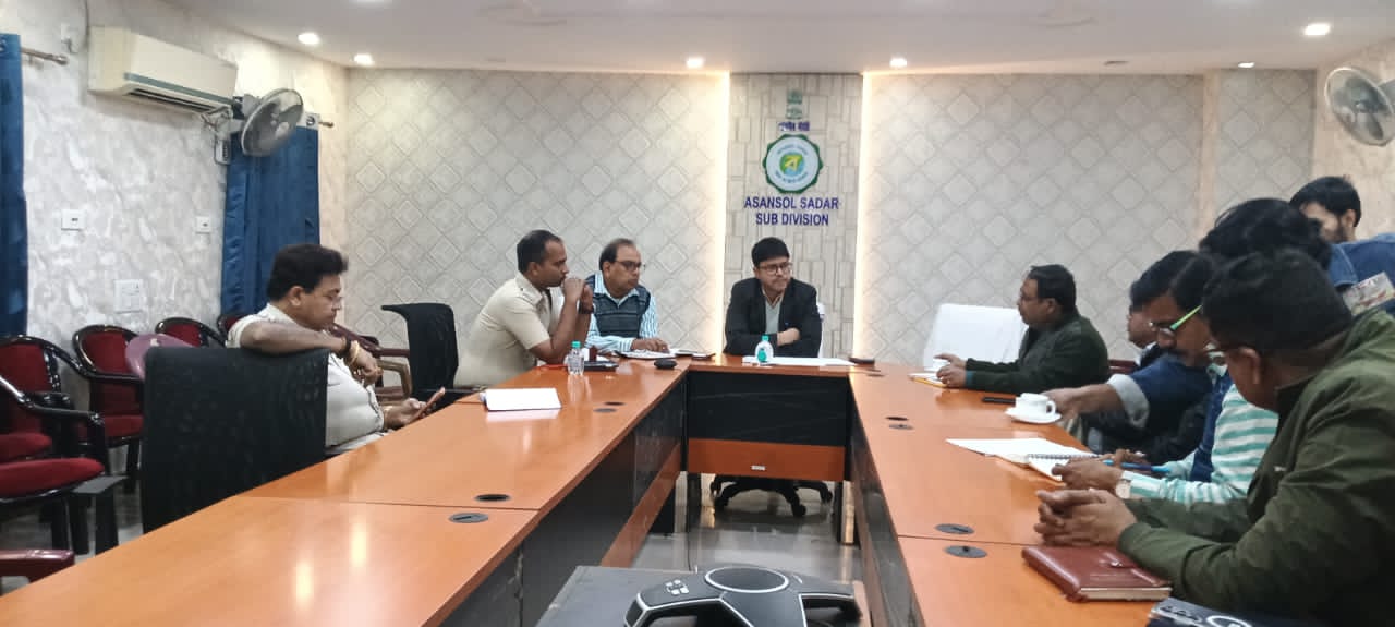 पुलिस अधिकारियों तथा अस्पताल के अधिकारियों के साथ बैठक करते एसडीएम