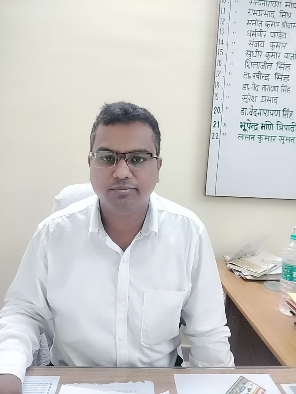 बैठक करते अधिकारी