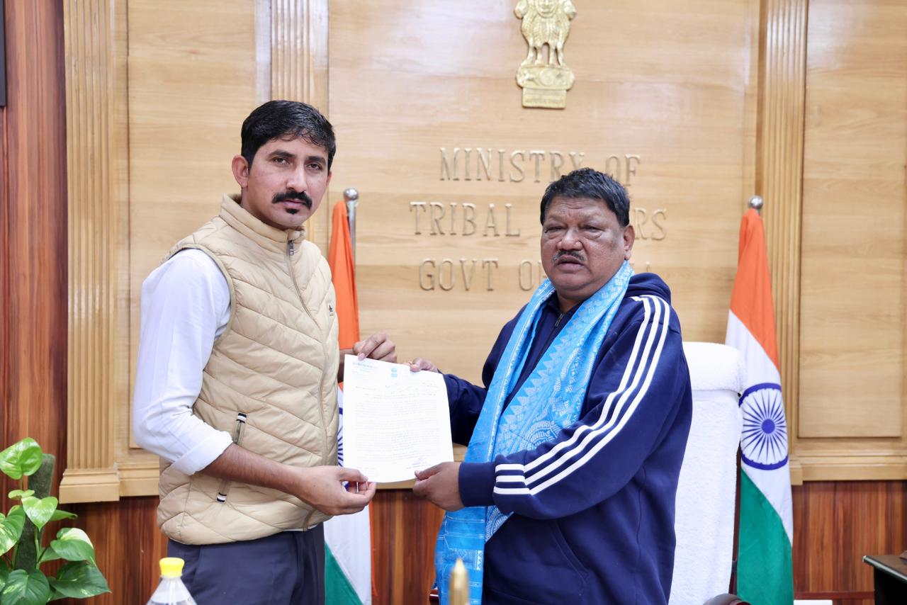 केंद्रीय जनजाति मंत्री से मुलाकात करते सांसद रोत