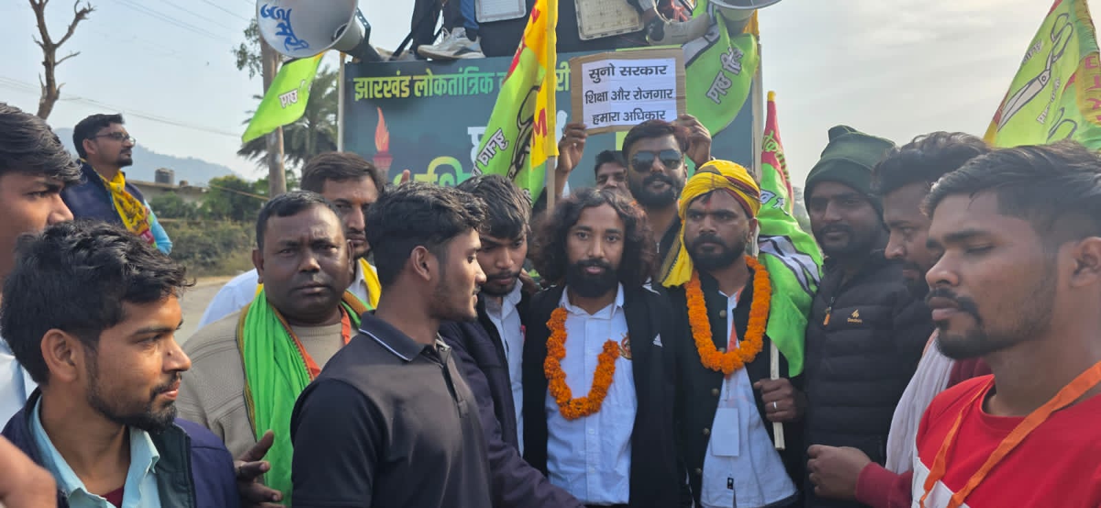 पदयात्रा में देवेंद्रनाथ महतो सहित अन्य