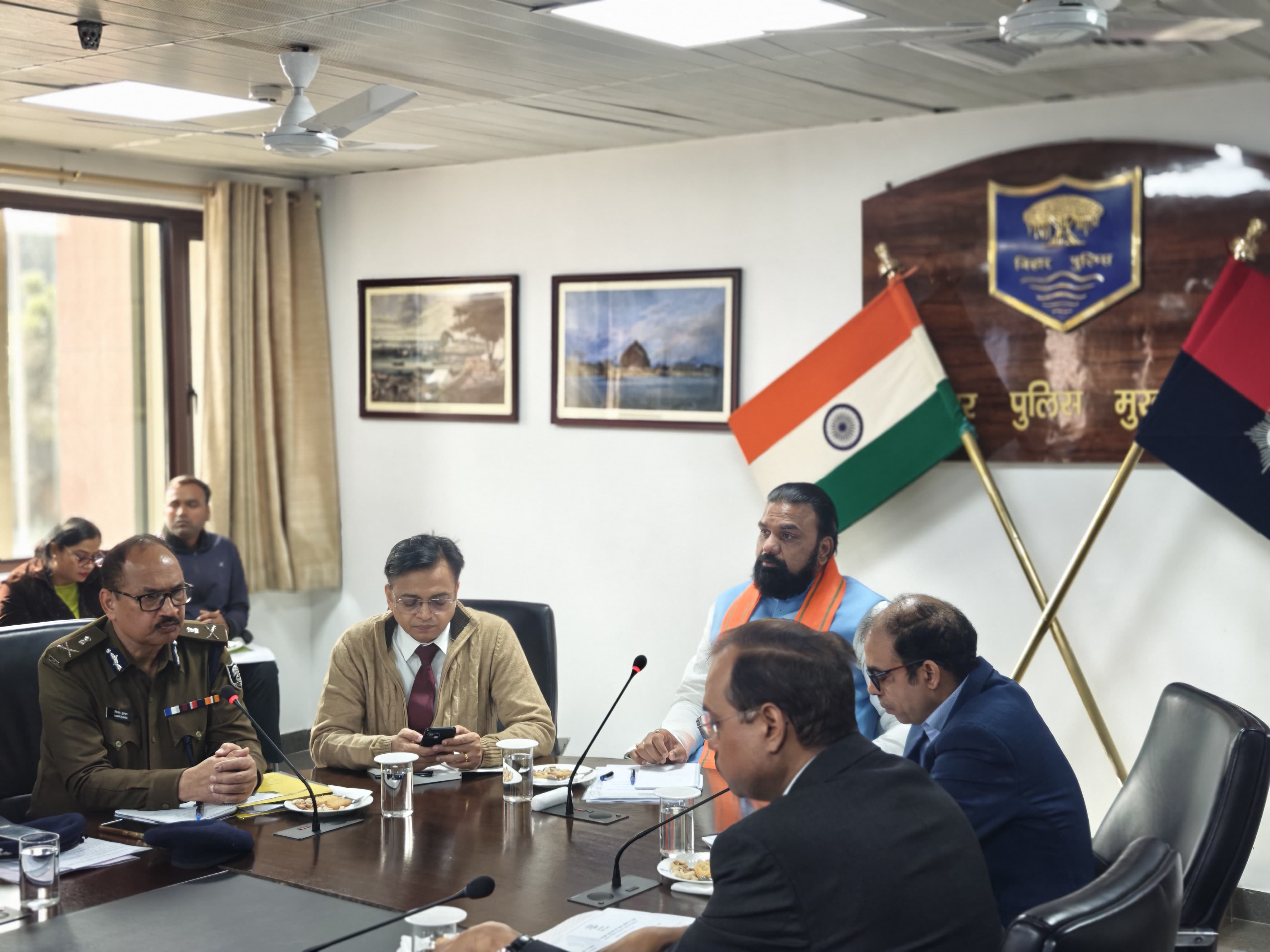 सीसीटीएनएस पोर्टल के उद्घाटन के बाद पुलिस अधिकारी से बातचीत करते सम्राट चौधरी