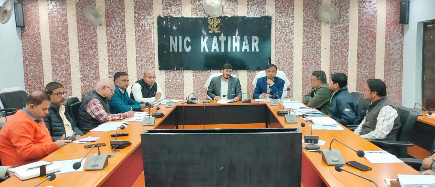 बैठक करते हुए अधिकारी