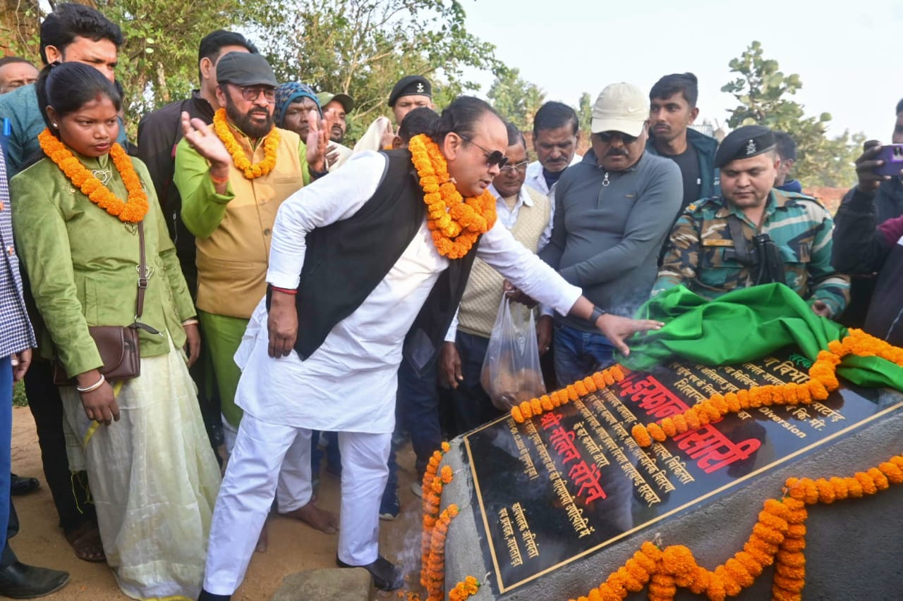 डाइवर्जन का शिलान्यास करते मंत्री इरफान अंसारी