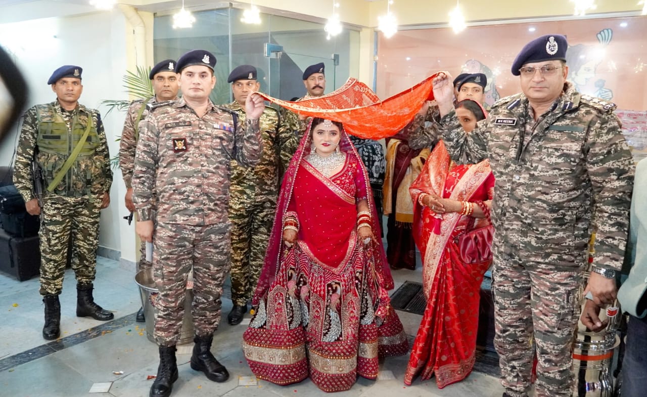 साया की रस्म निभाते सीआरपीएफ के जवान साया की रस्म निभाते सीआरपीएफ के जवान