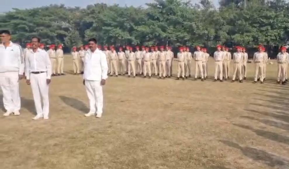 शपथ लेते जवान