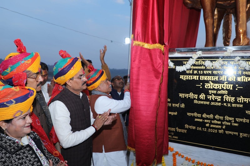 महाराजा छत्रसाल की अष्टधातु की प्रतिमा का अनावरण