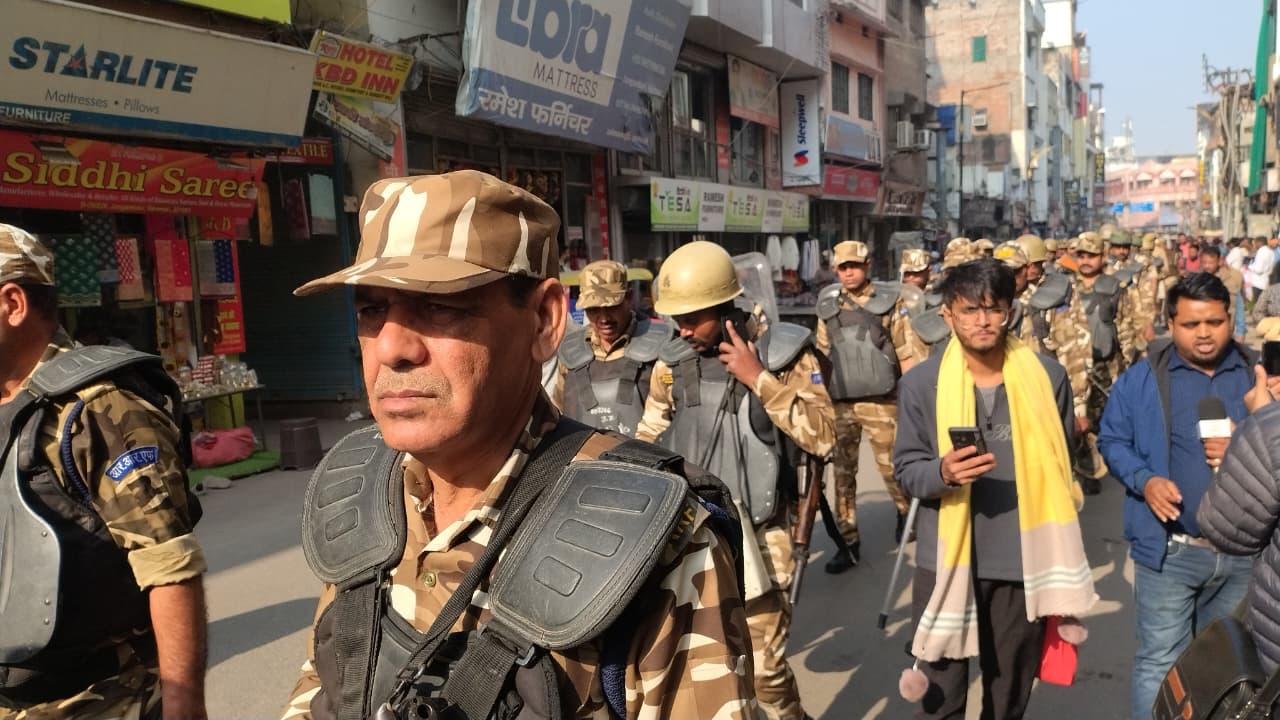 दालमंडी की बंद दुकाने और फोर्स