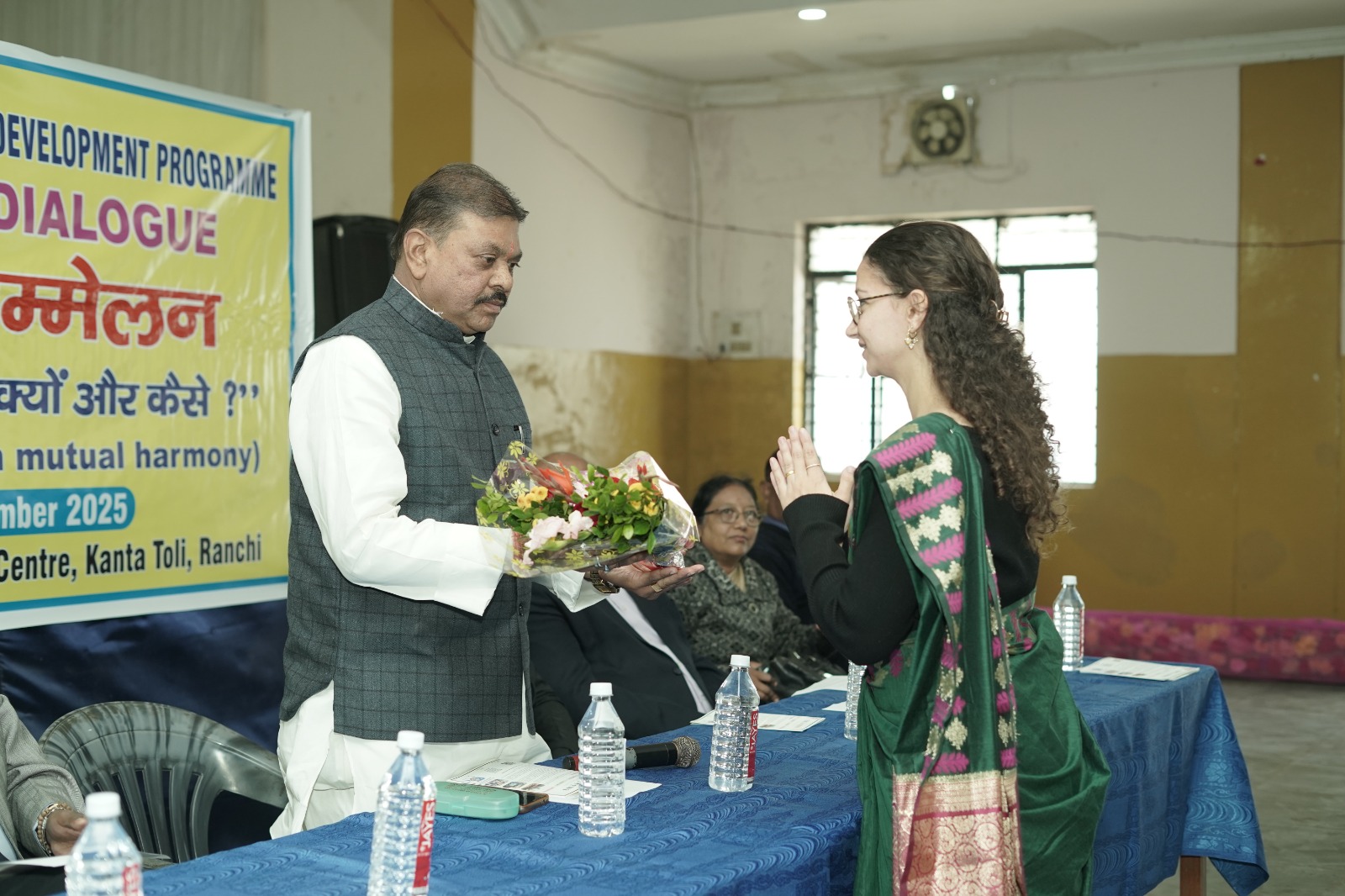 कार्यक्रम में मनोज पाण्डे सहित अन्य की तस्वीर