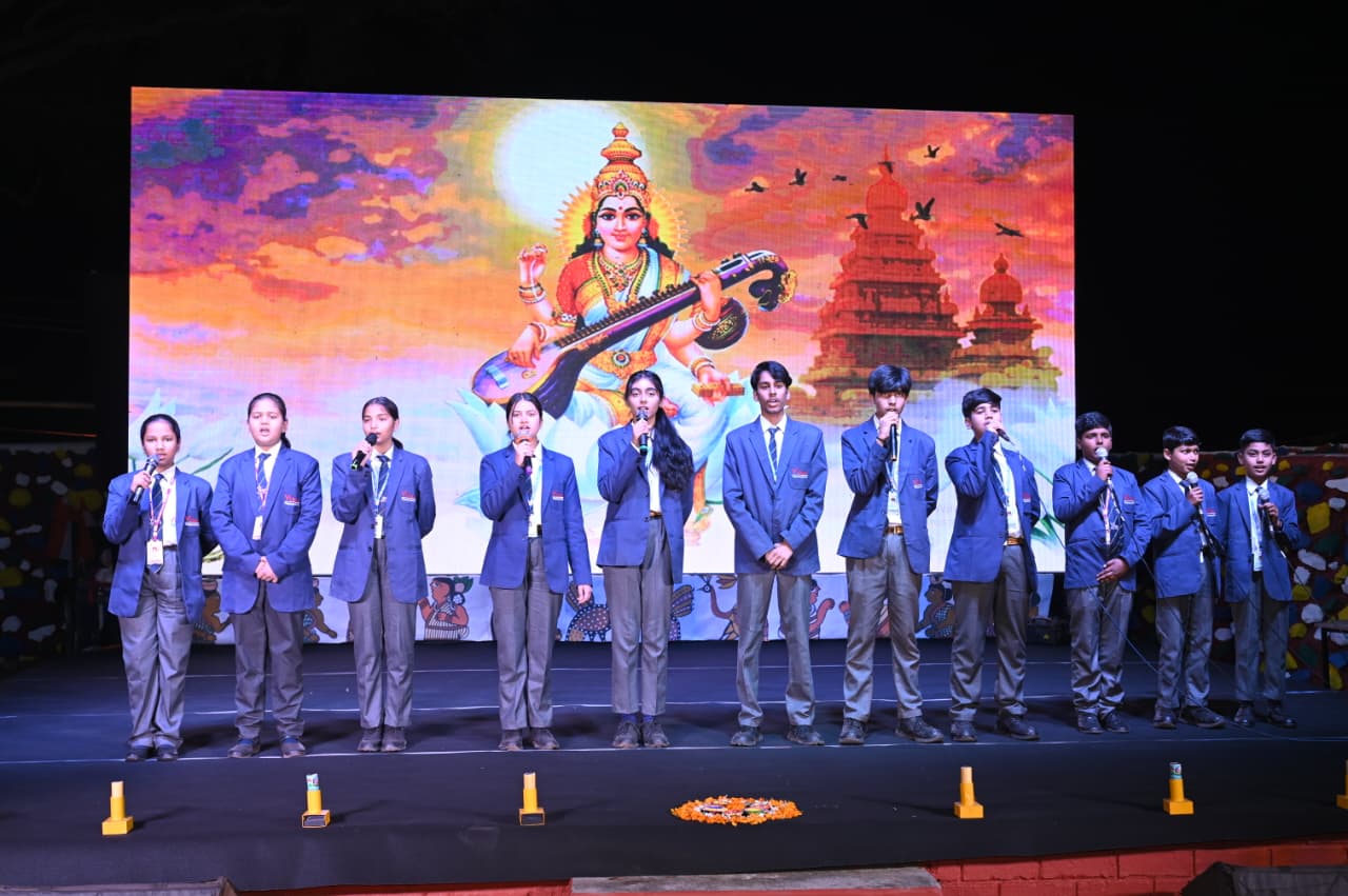 कार्यक्रम में सुंदर प्रस्तुति करती बच्चियां