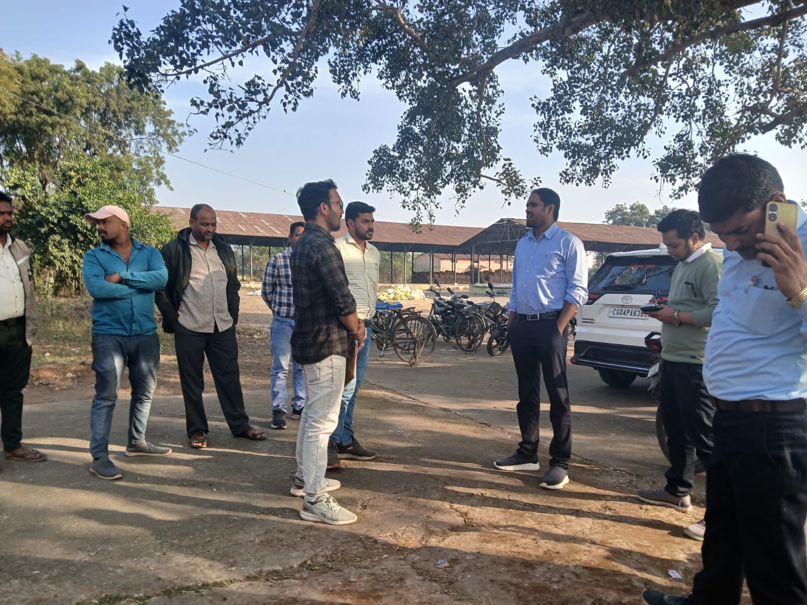 धान खरीदी केंद्र का निरीक्षण करते हुए कलेक्टर अबिनाश मिश्रा.