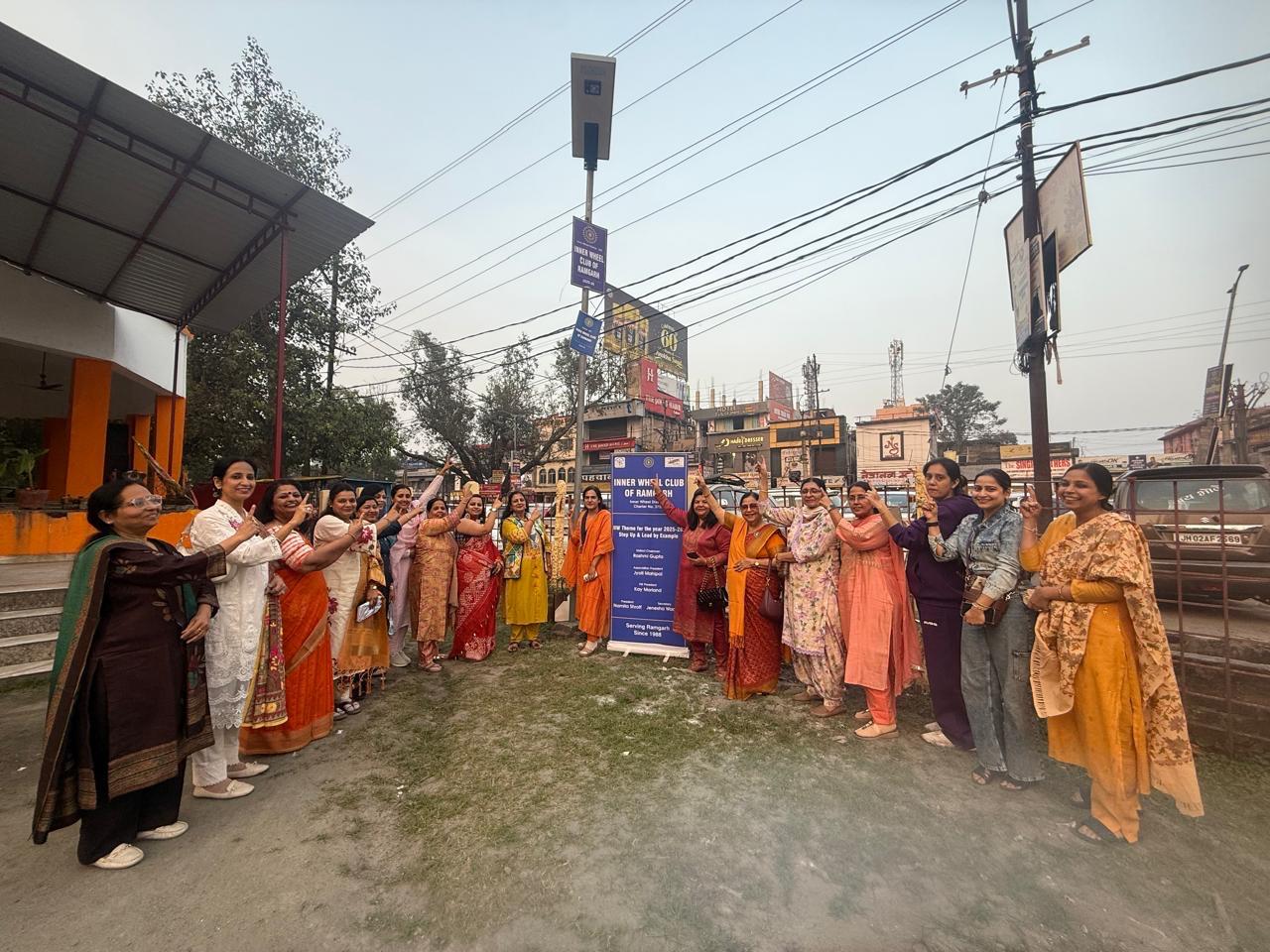 सोलर स्ट्रीट लाइट के पास मौजूद संस्था के सदस्य